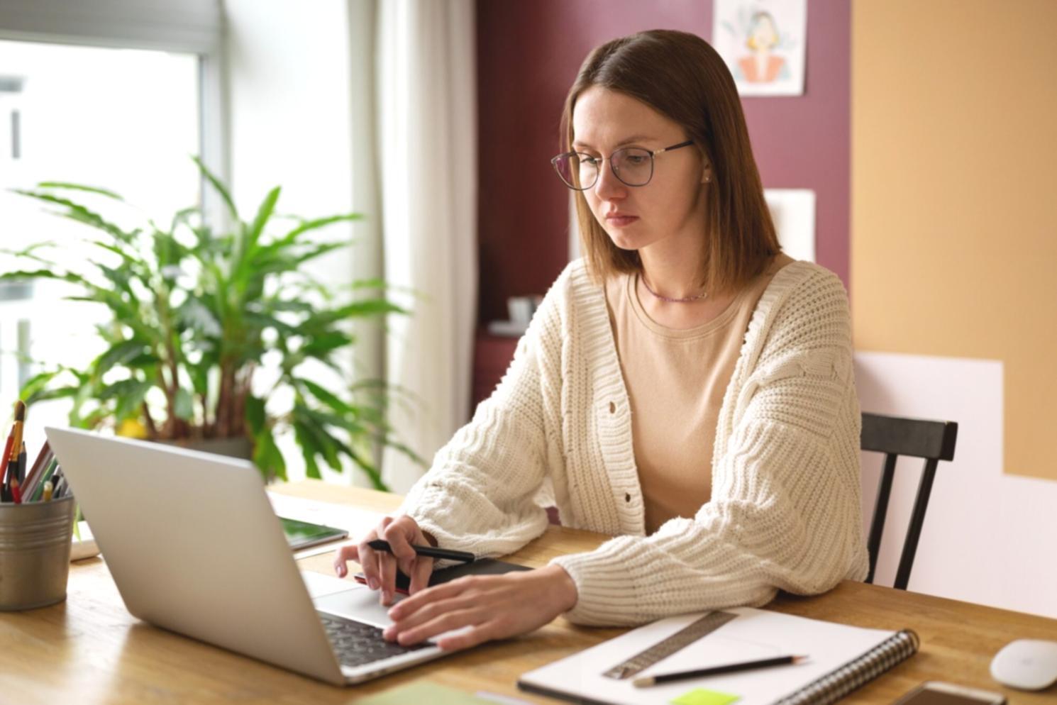 Bureau avec documents financiers et ordinateur pour la planification budgétaire